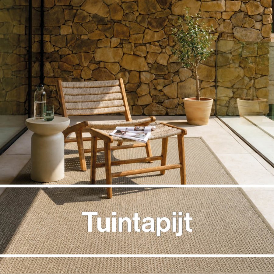 Een belevingsfoto van een tuintapijt op een zonnig terras