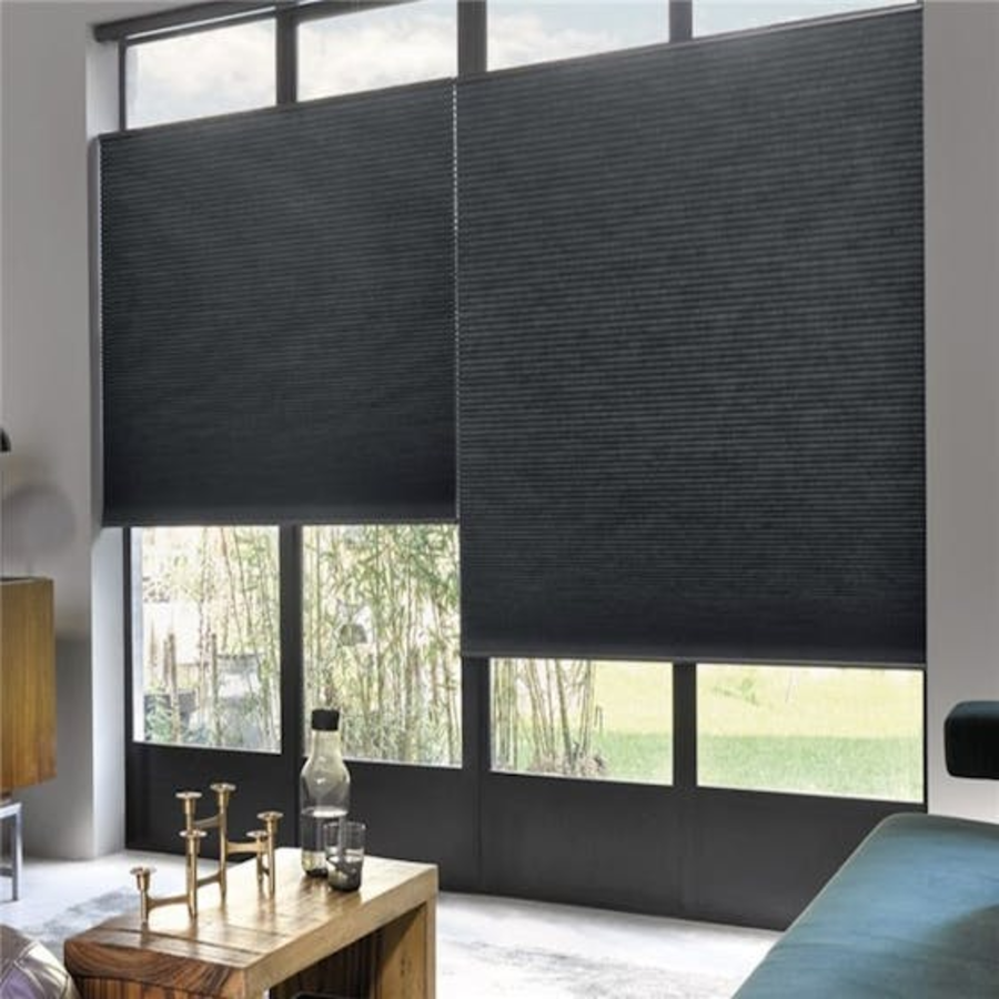 Duette Shades top-down bottom-up van Luxaflex in een moderne woonkamer met grote ramen.